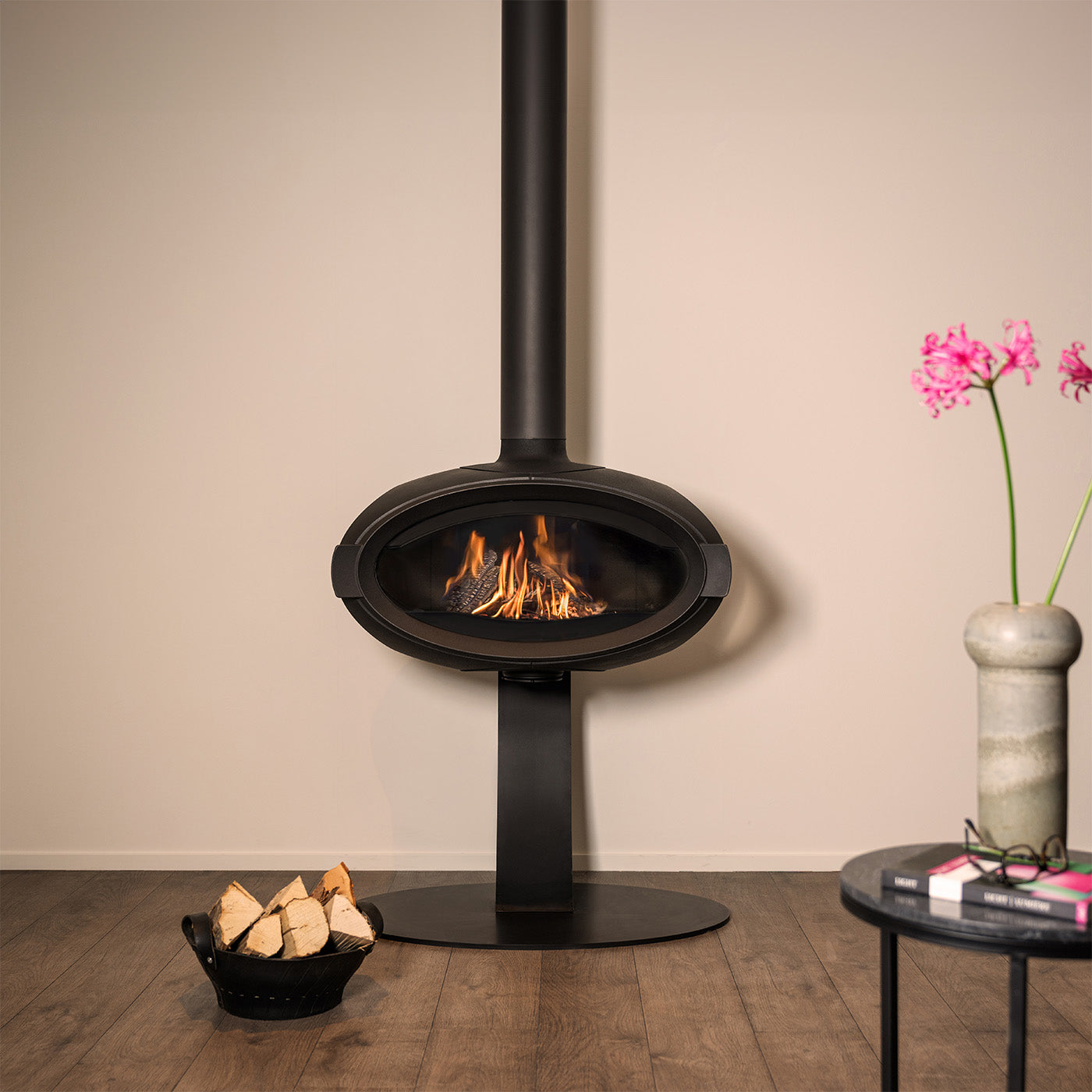 Wanders Mata Curve hanghaard in beige woonkamer met brandend vuur
