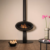 Wanders Mata Curve hanghaard in beige woonkamer met brandend vuur