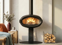 Wanders Mata Base Oval houtkachel in woonkamer met brandend vuur