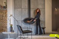 Wanders Mata hanghaard in moderne woonkamer met brandend vuur