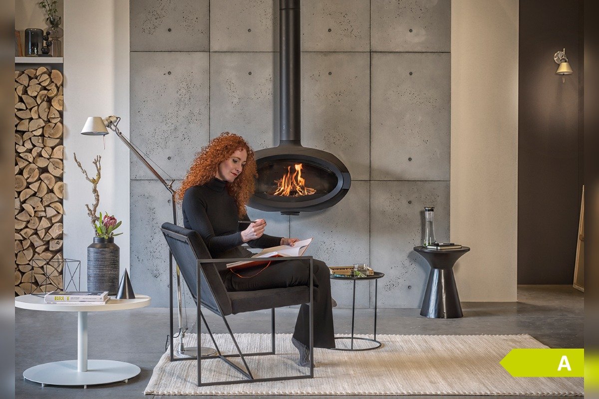 Wanders Mata hanghaard in moderne woonkamer met brandend vuur