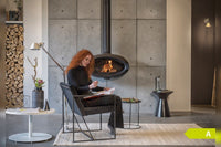 Wanders Mata hanghaard in moderne woonkamer met brandend vuur