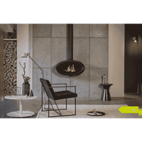 Wanders Mata hanghaard in moderne woonkamer met betonwand
