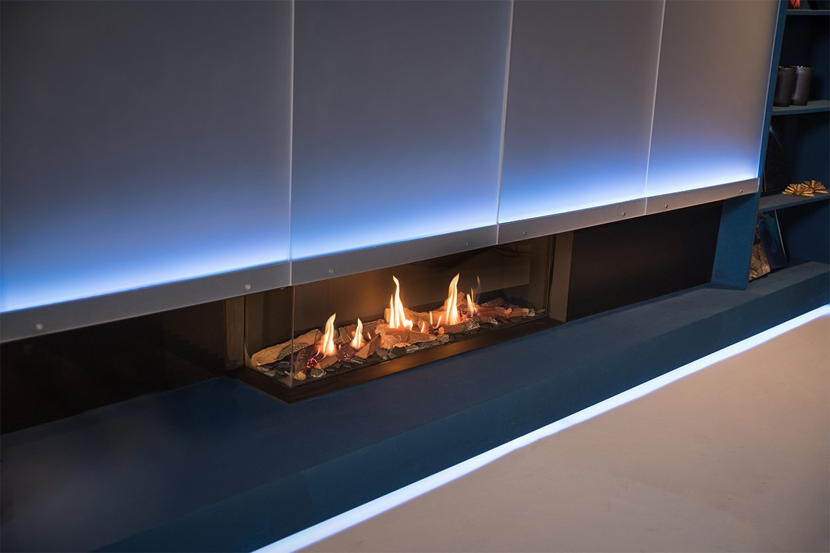 Faber MatriX 1300/400 II Hoek ingebouwd in blauwe wand met vlammen