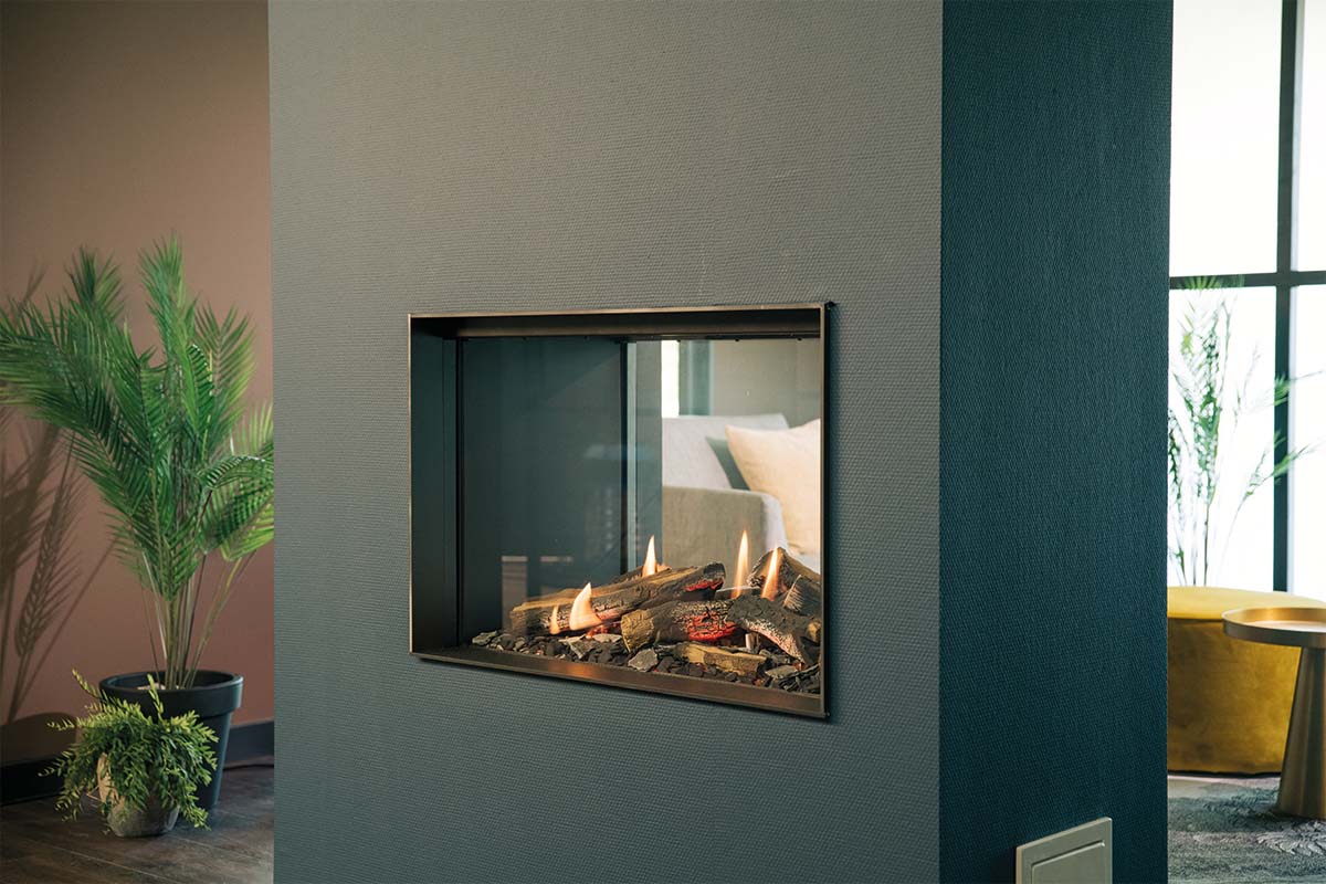 Faber Matrix Hybrid 1050/500 ST in moderne woonkamer met haardvuur