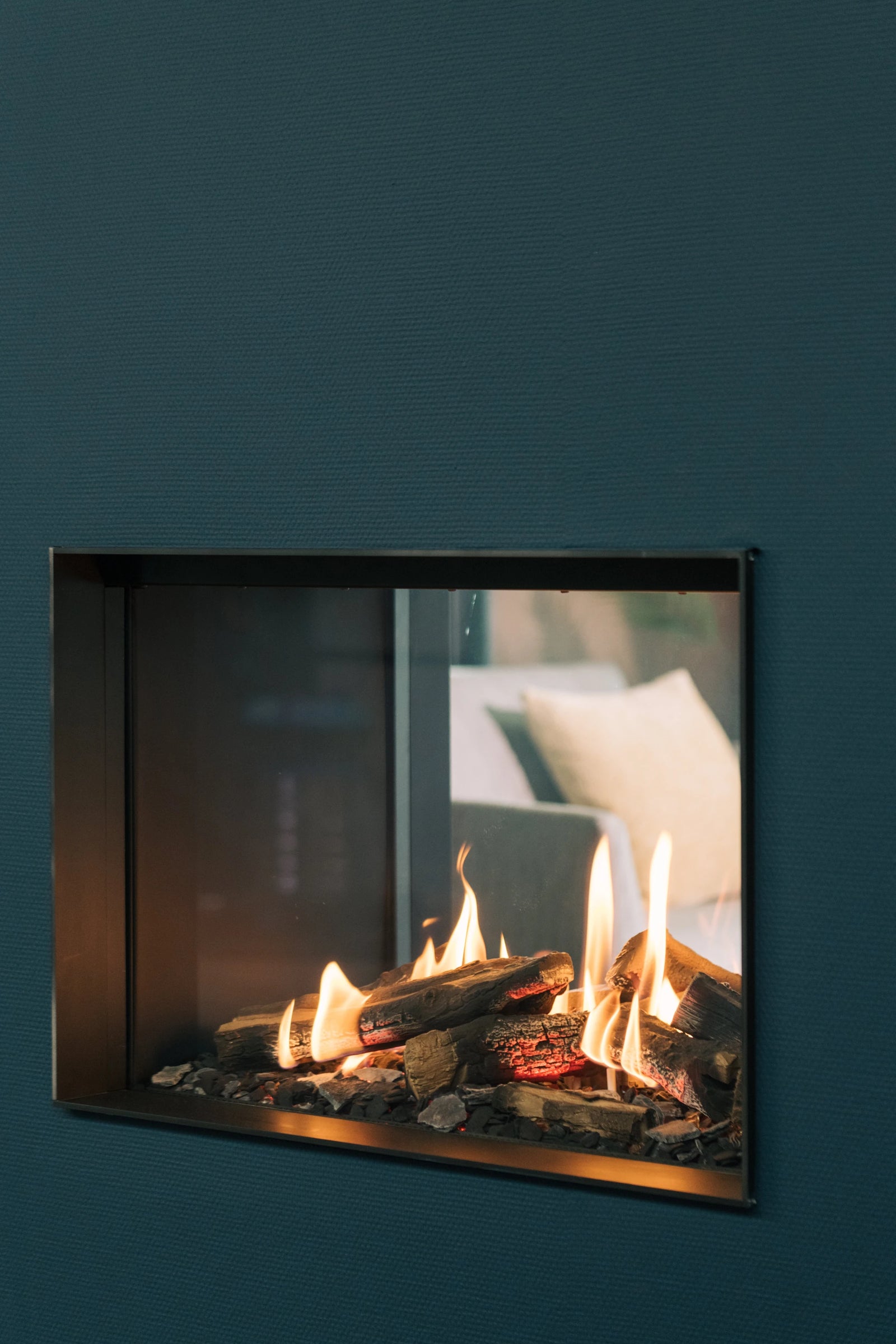 Faber Matrix Hybrid 1050/500 ST in strakke wand met brandende haard
