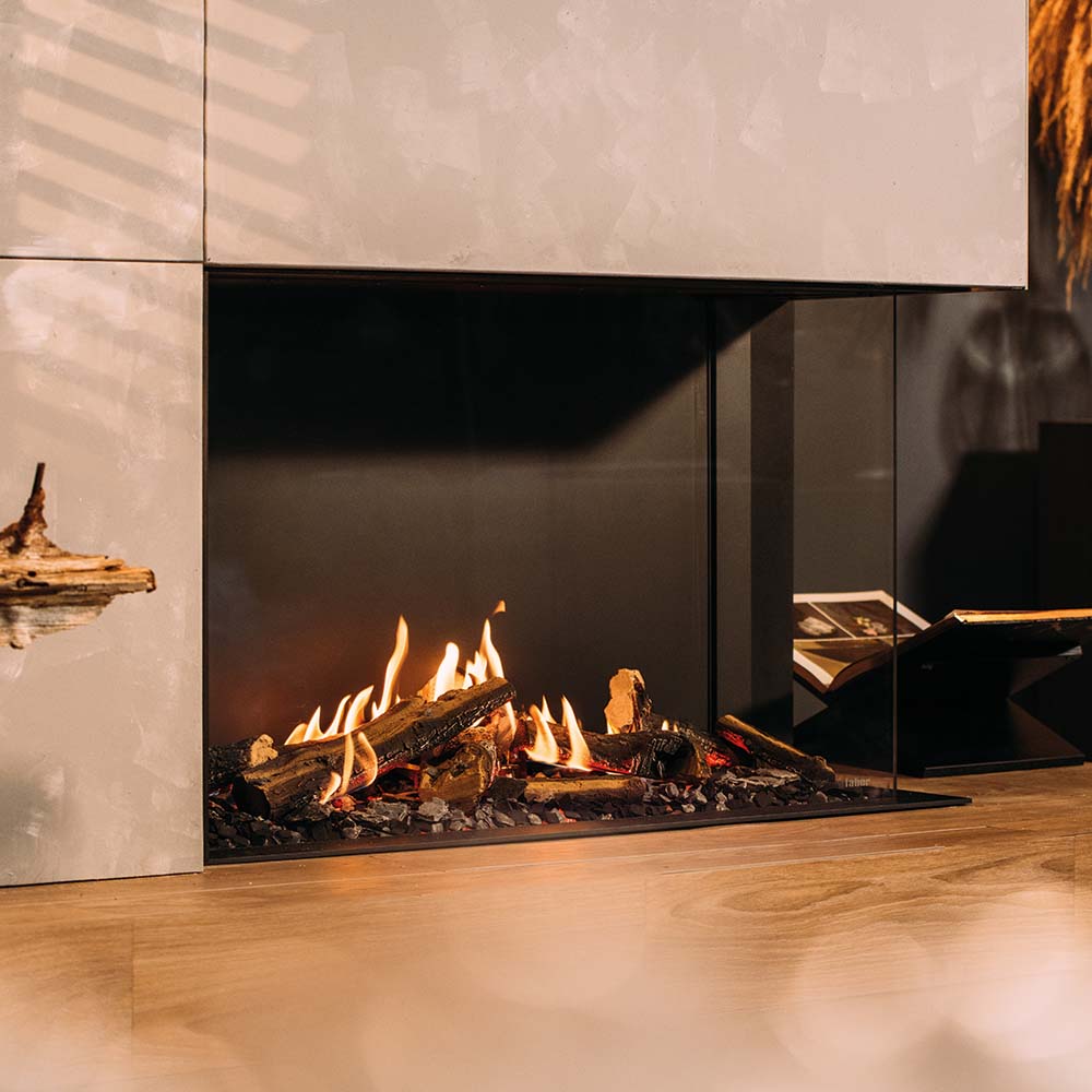 Faber Matrix Hybrid 1050/650 II Hoek in moderne woonkamer met brandend haardvuur