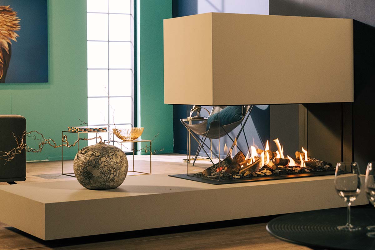Faber Matrix Hybrid 1050/500 RD in moderne woonkamer met brandend vuur
