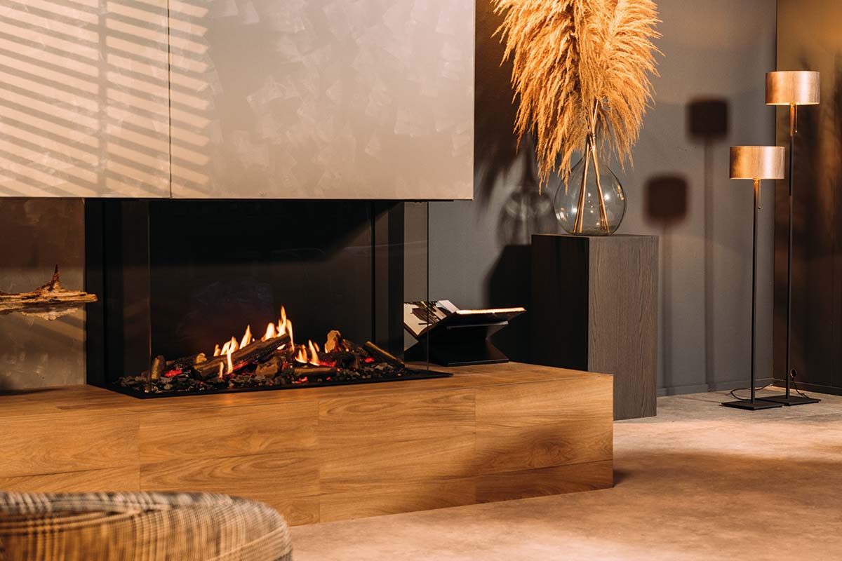 Faber Matrix Hybrid 1050/650 III driezijdige haard in moderne woonkamer