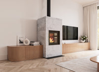 Altech Max Massiv B in moderne woonkamer met brandend vuur