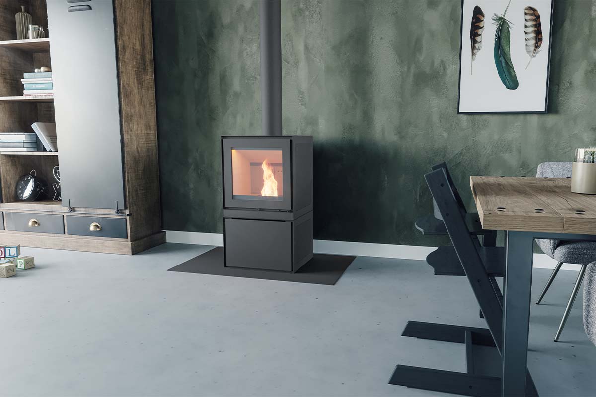 Altech MAX B basis pelletkachel in moderne woonkamer met brandend venster
