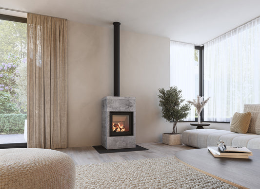 Altech Max Core B houtkachel in lichte woonkamer met vuur