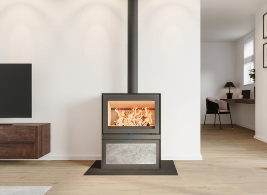 Altech MAX W Depot Hybride-e houtkachel met brandend vuur in moderne woonkamer