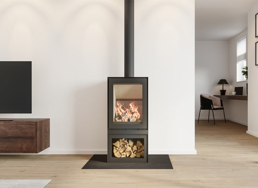 Altech MAX H Depot houtkachel in moderne woonkamer, met brandend vuur en houtopslag