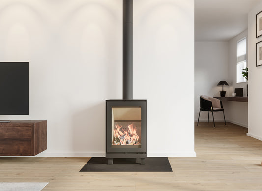 Altech MAX H houtkachel in moderne woonkamer met brandend vuur