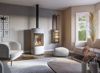 Altech Max Massiv RH houtkachel in moderne woonkamer met brandend vuur