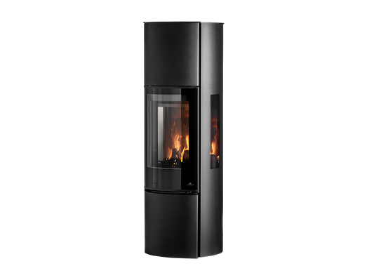 Jydepejsen Cozy Modern High houtkachel met zijruiten en zicht op vlammen