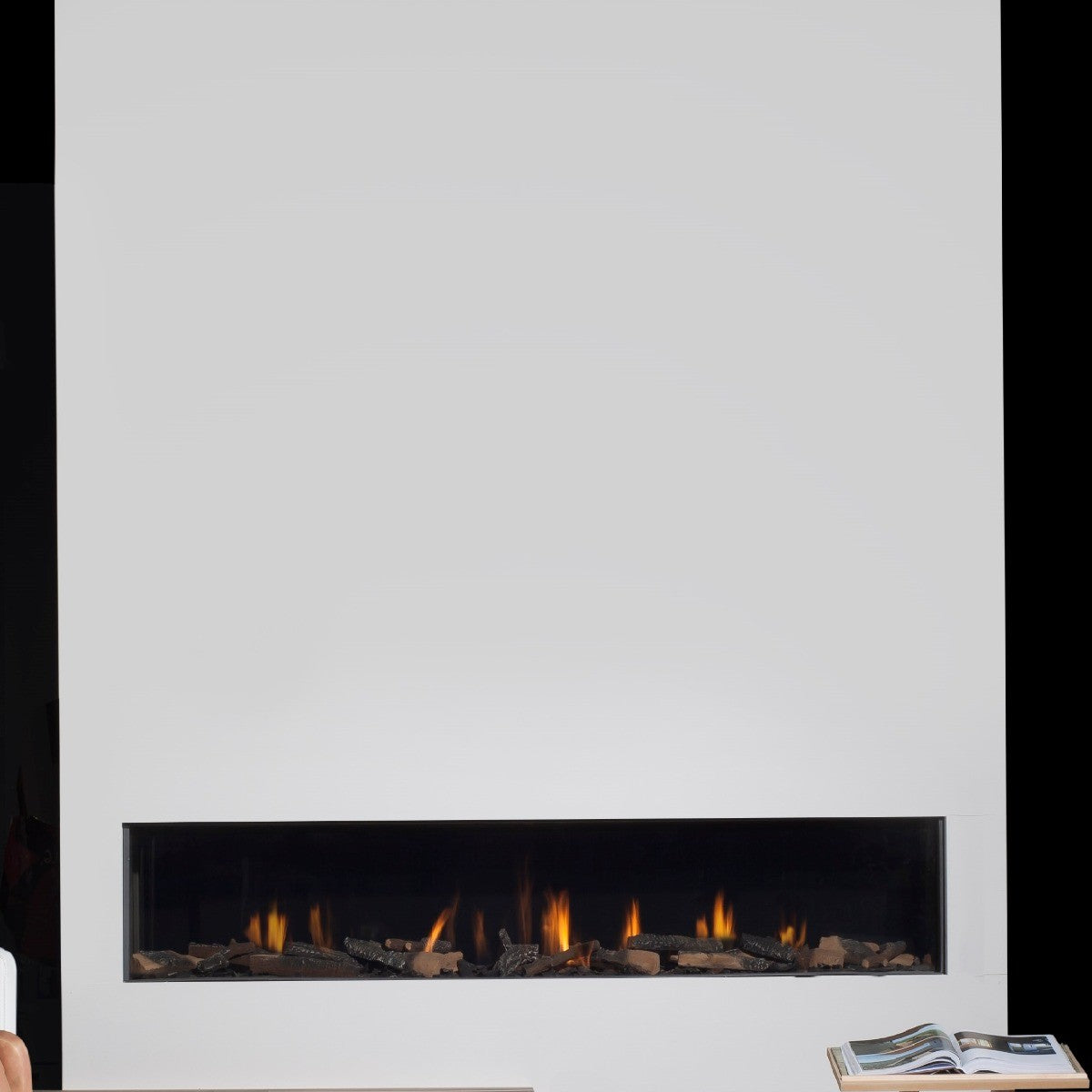 Element4 Modore 240 in witte wand met brede haardvuurstrook