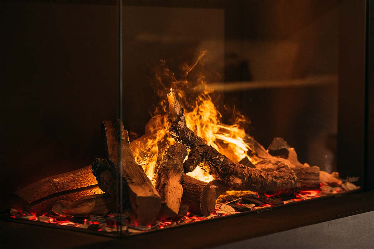 Faber e-MatriX Mood 800/500 II Hoek met brandende houtblokken in haard