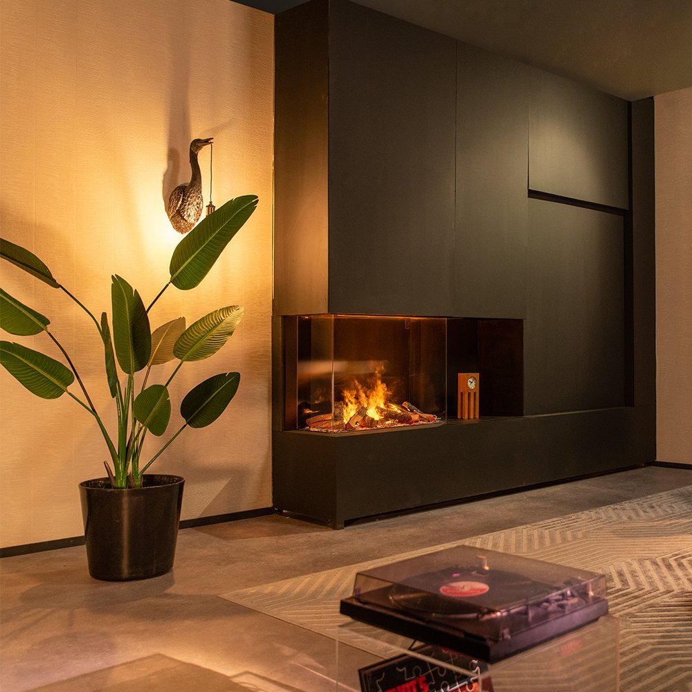 Faber e-MatriX Mood 800/650 III Driezijdig in moderne woonkamer met brandend vuur