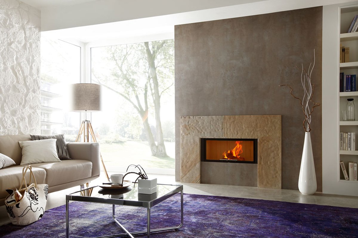 Spartherm Linear Front 73x37 ingebouwd in moderne woonkamer met brandend vuur
