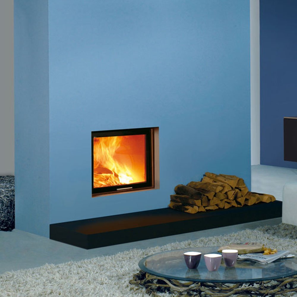 Spartherm Linear Front 67x51 in blauwe woonkamer met brandend haardvenster