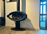 Wanders Mata Base Oval in moderne woonkamer met zwarte sokkel en glazen ruit