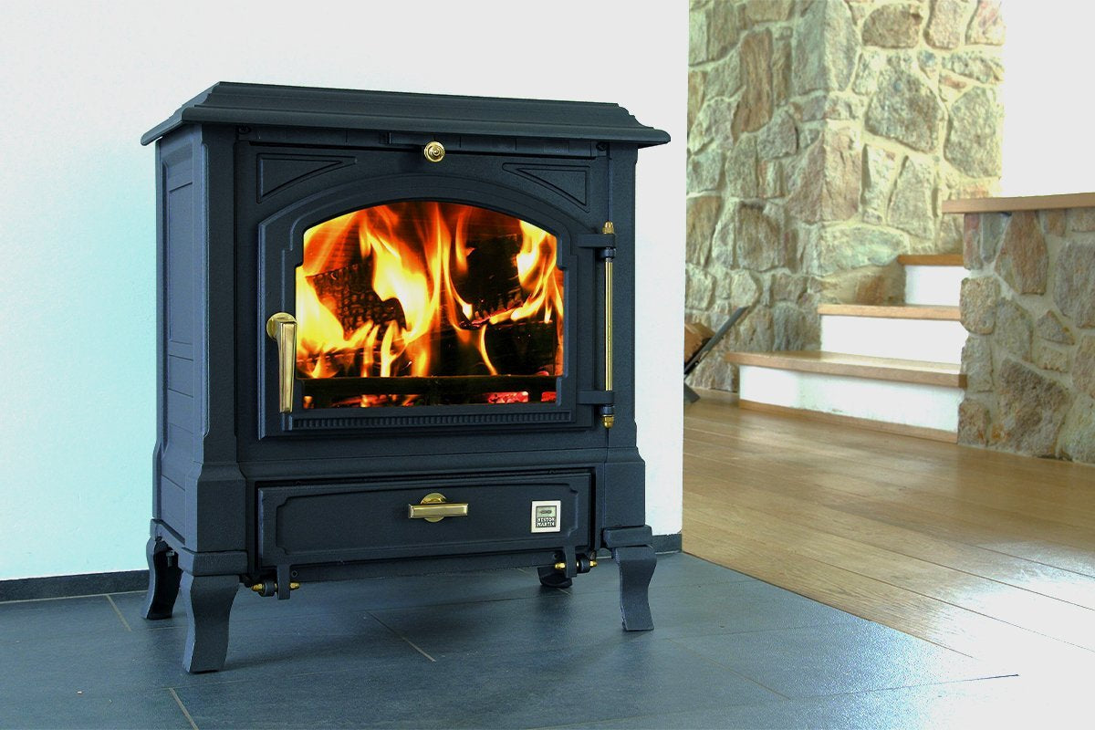 Nestor Martin Harmony 3 houtkachel met brandend vuur in showroom