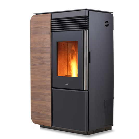 Nobis A10 Light Style pelletkachel met houten zijpaneel en zichtbare vlam