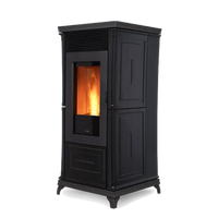 Nobis A10 Classic Plus pelletkachel met vlammen op witte achtergrond
