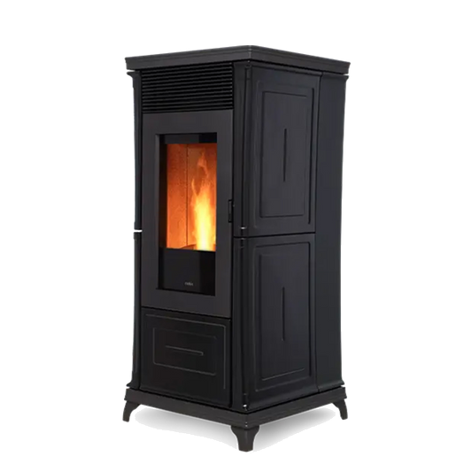 Nobis A10 Classic Plus pelletkachel met vlammen op witte achtergrond