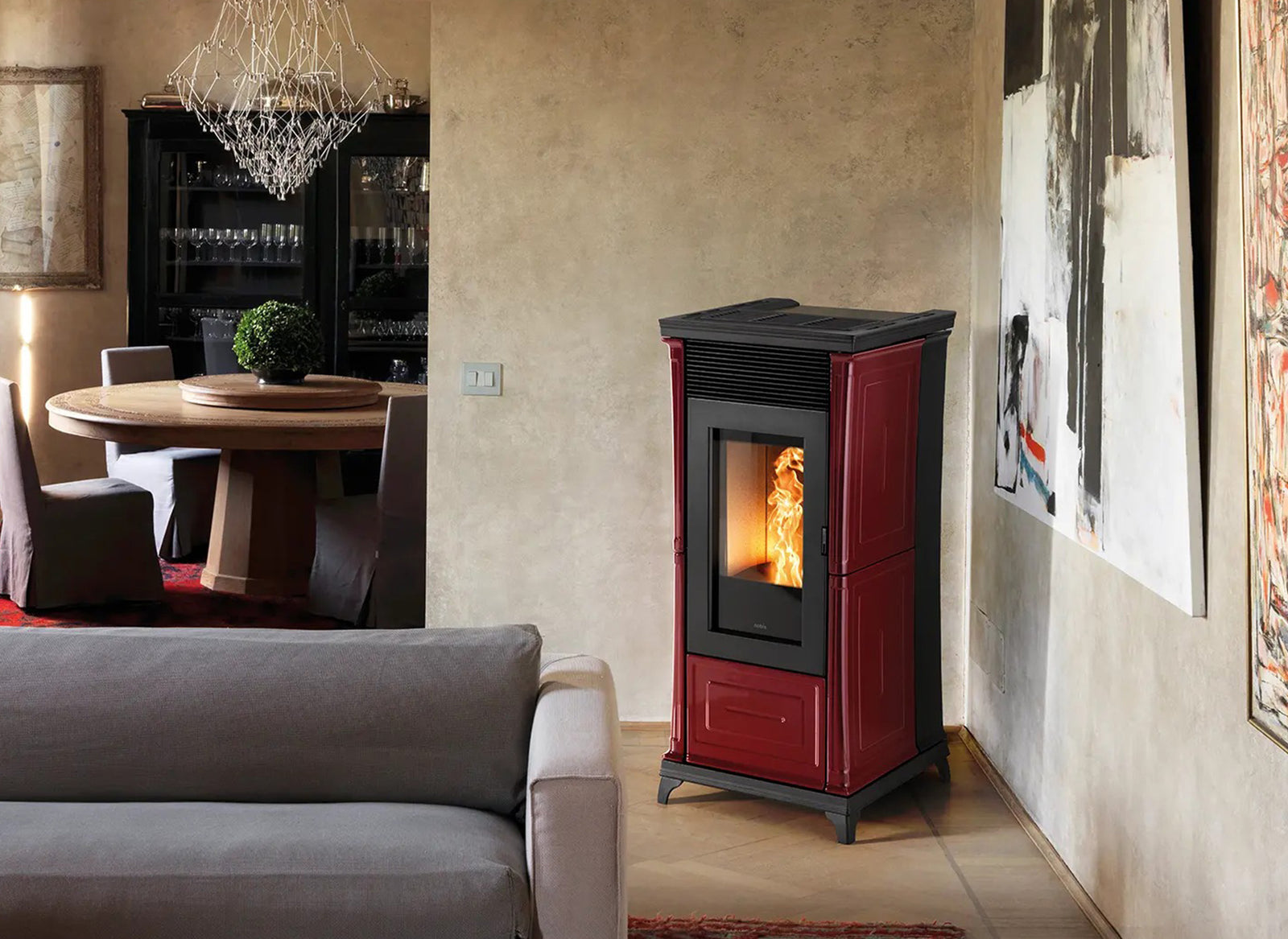 Nobis A10 Classic Plus rode pelletkachel in woonkamer met brandend vuur