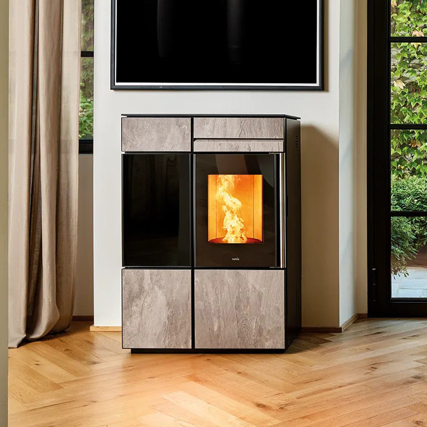 Nobis A10 Light 2020 pelletkachel met vlam in moderne woonkamer