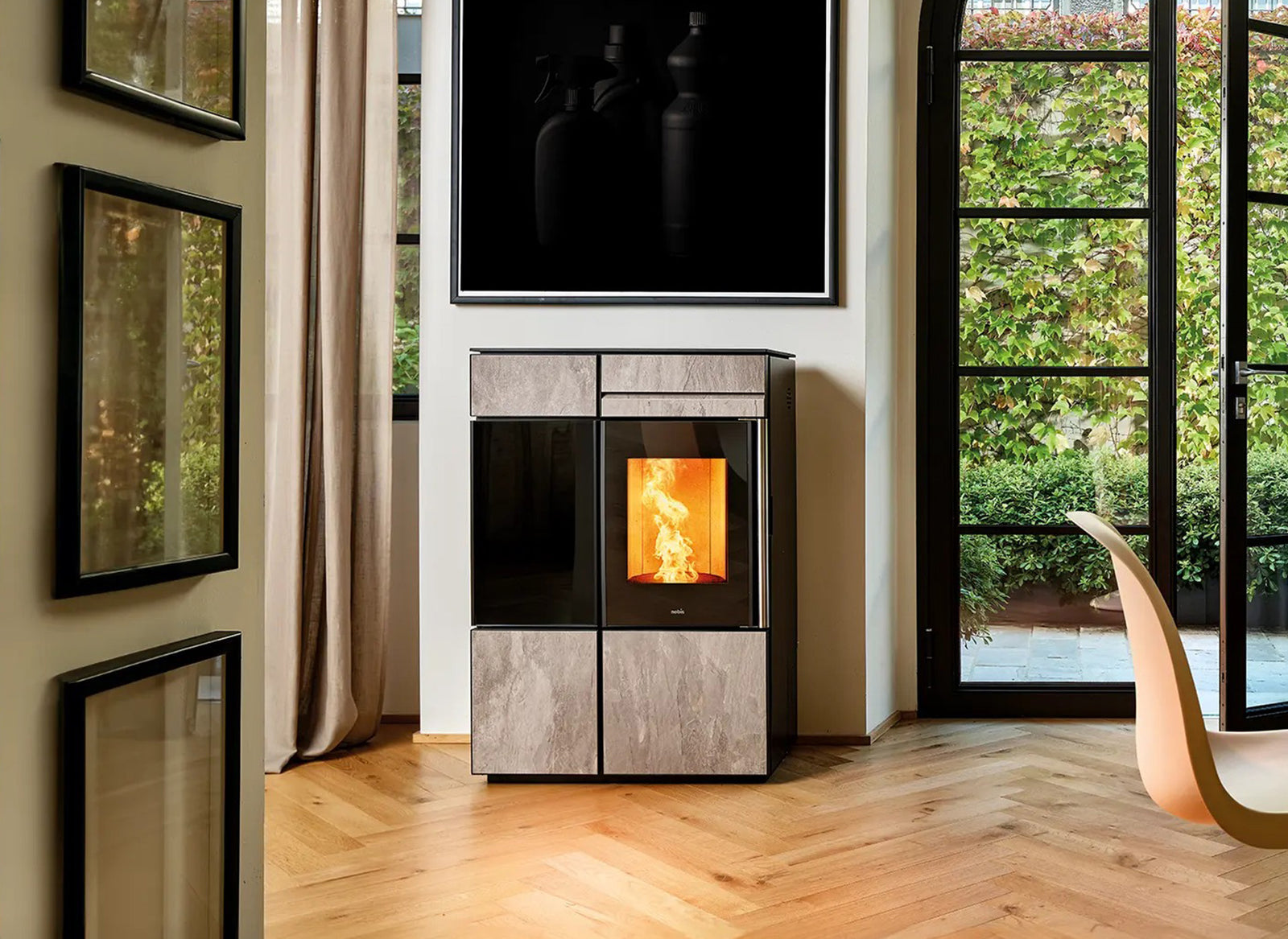 Nobis A10 Light 2020 in moderne woonkamer met brandend vuur