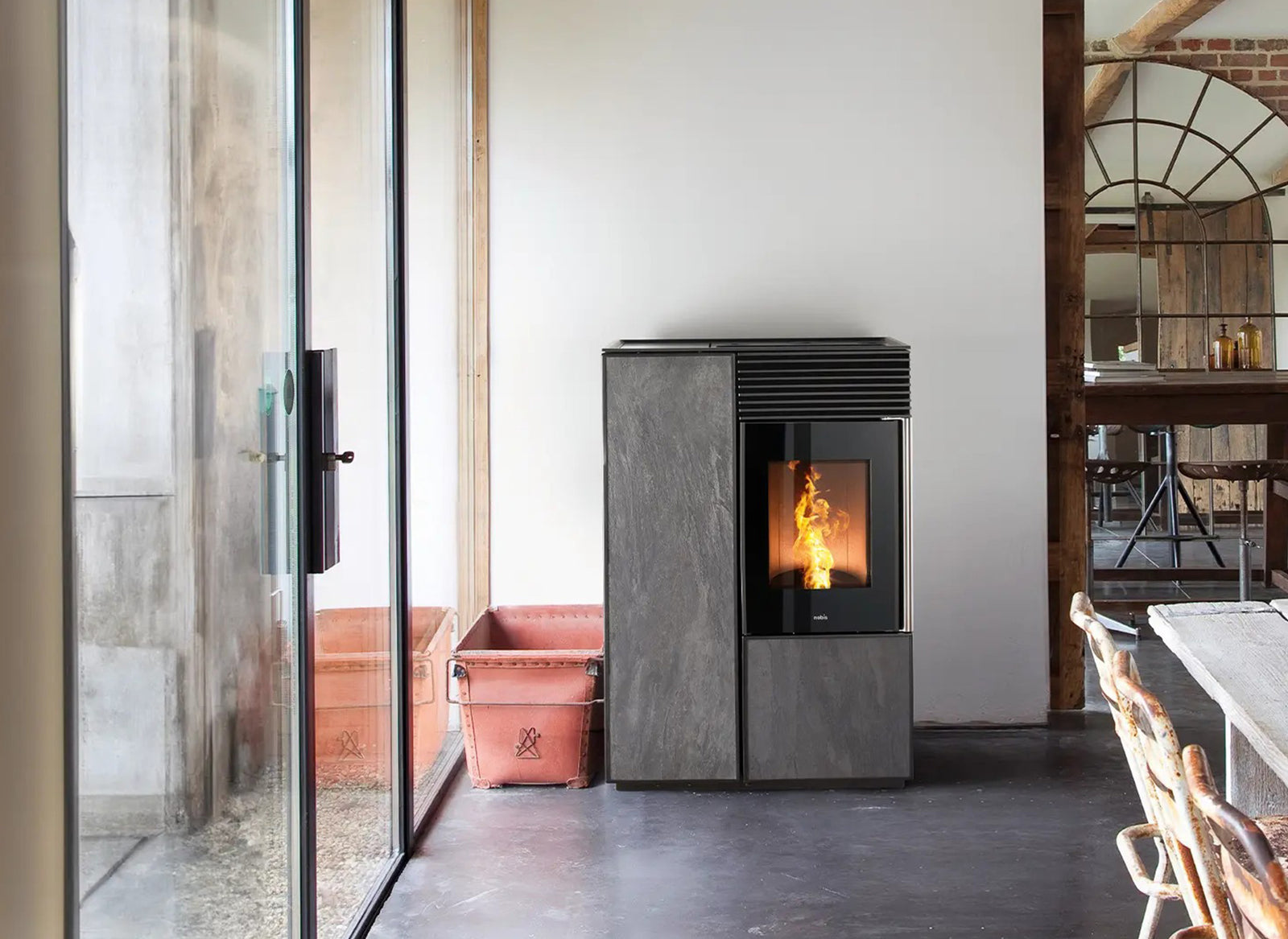 Nobis A10 Light pelletkachel in moderne woonkamer met zichtbare vlam