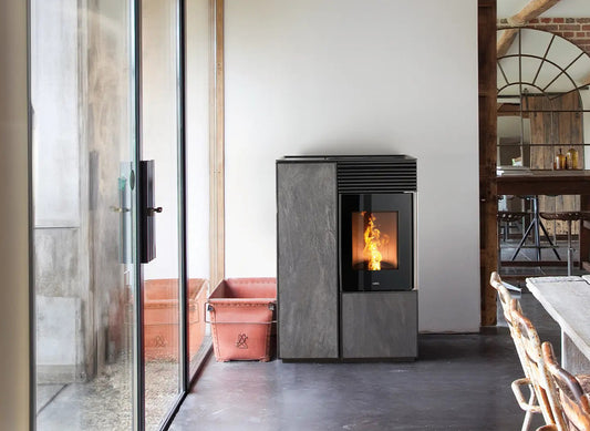 Nobis A10 Light pelletkachel in moderne woonkamer met zichtbare vlam