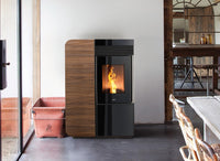 Nobis A10 Light Style pelletkachel in industriële woonkamer met brandend vuur