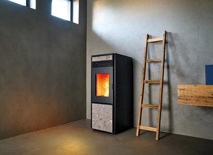 Nobis A10 Quadra Plus pelletkachel in moderne ruimte met houten ladder