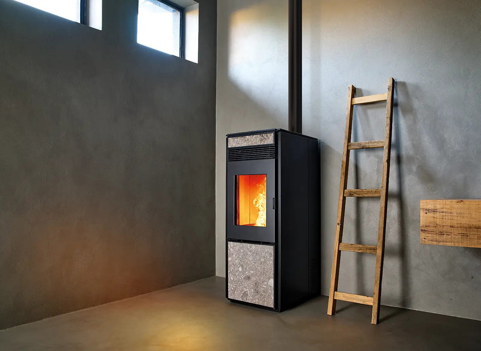 Nobis A10 Quadra Plus Top pelletkachel in moderne ruimte met ladder en houtplank