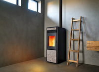 Nobis A10 Quadra Plus Top pelletkachel in moderne ruimte met ladder en houtplank
