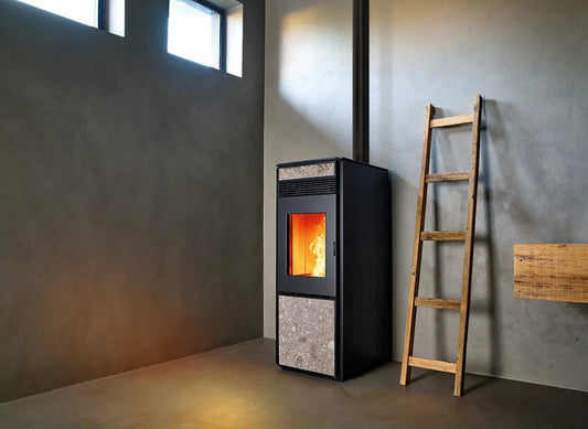 Nobis A10 Quadra Plus Top pelletkachel in moderne ruimte met ladder en houtplank