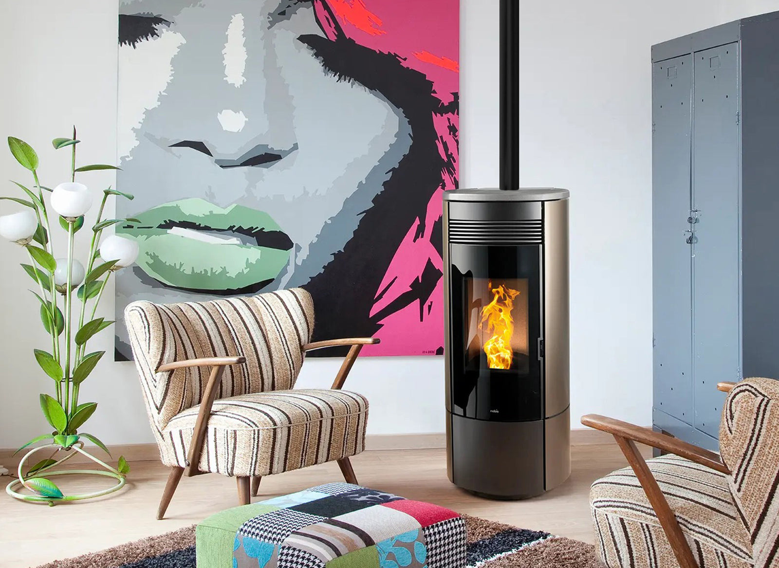 Nobis A11 Round Steel Top pelletkachel in moderne woonkamer met brandend vuur
