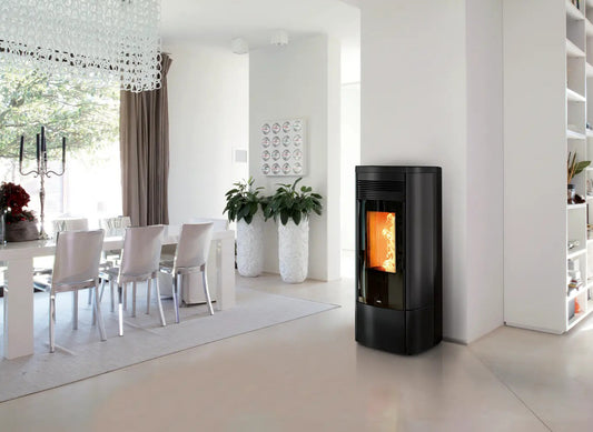 Nobis A11 Zenith Plus zwarte pelletkachel in moderne woonkamer
