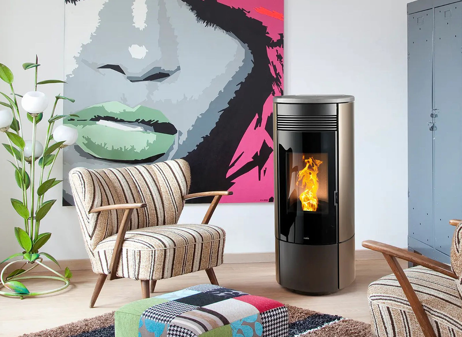 Nobis A13 Round Steel kachel in woonkamer met brandend vuur