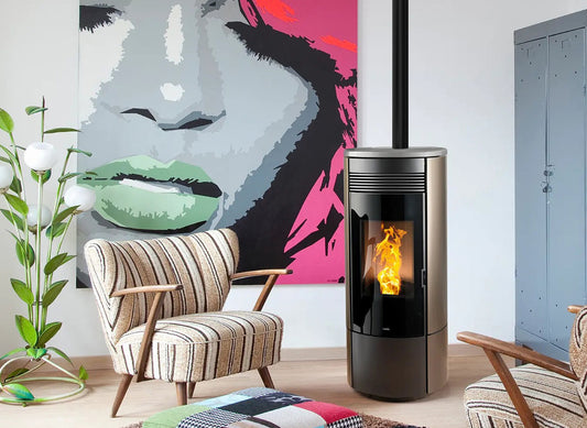 Nobis A13 Round Steel Top kachel in moderne woonkamer met brandend vuur