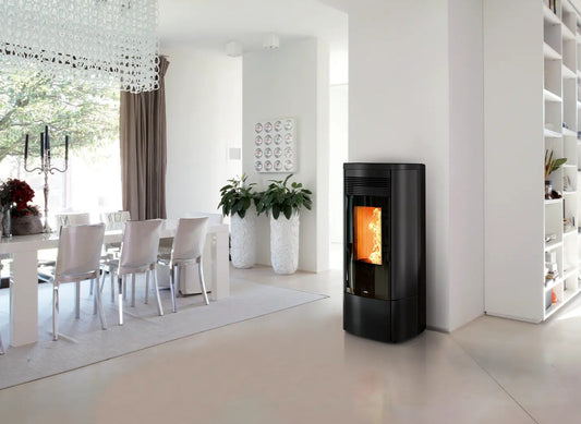 Nobis A13 Zenith Plus pelletkachel in moderne woonkamer met eethoek