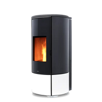 Nobis A8 Round Keramiek pelletkachel met zwart en wit design, zichtbaar vuur