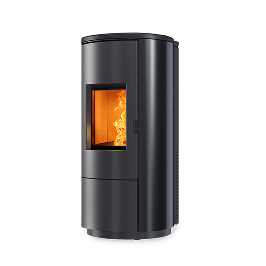 Nobis A8 Round Steel pelletkachel met vlammen op witte achtergrond
