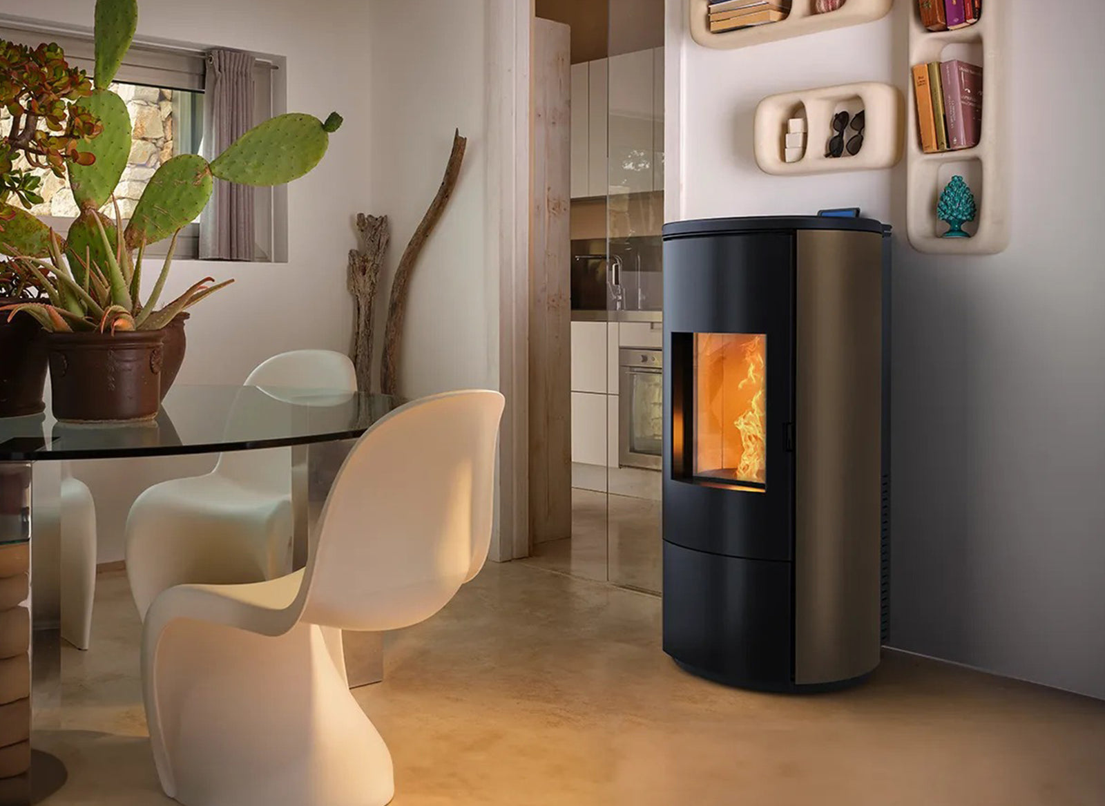 Nobis A8 Round Steel pelletkachel in moderne woonkamer met brandend vuur