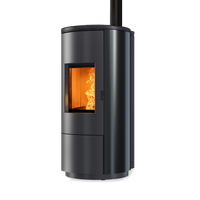 Nobis A10 Round Steel Top pelletkachel met vlammen, op witte achtergrond